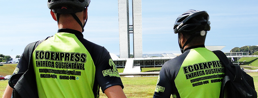 Imagem dos ciclistas em frente ao congresso nacional