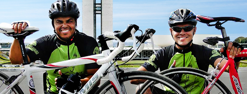 Imagem dos ciclistas em frente ao congresso nacional