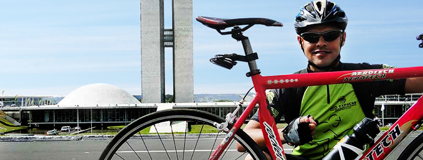 Imagem dos ciclistas em frente ao congresso nacional