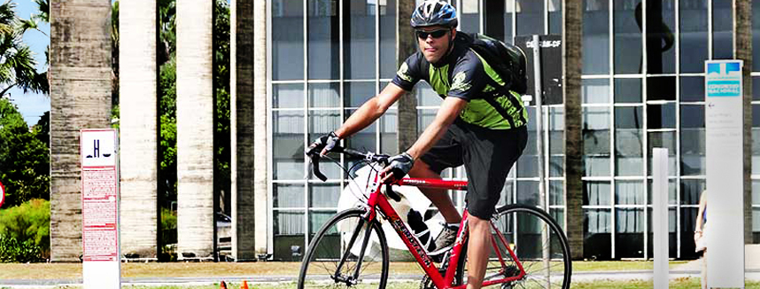 Imagem dos ciclistas em frente ao congresso nacional