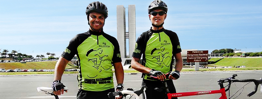 Imagem dos ciclistas em frente ao congresso nacional